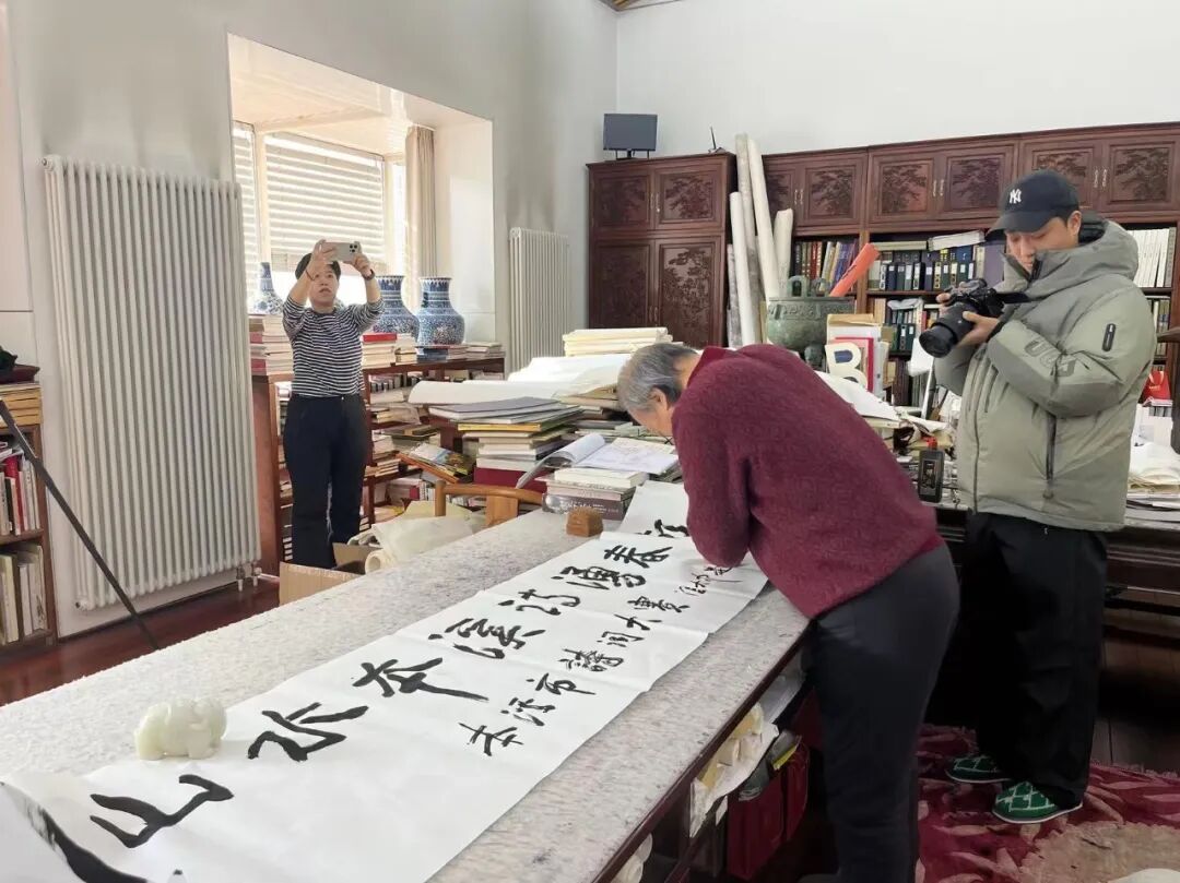 图片[3]-【同一座城，同一个家！One city,one family】“翰墨迎春 丹青寄情”市文联走访慰问名誉主席冯大中先生-东北文化产业网