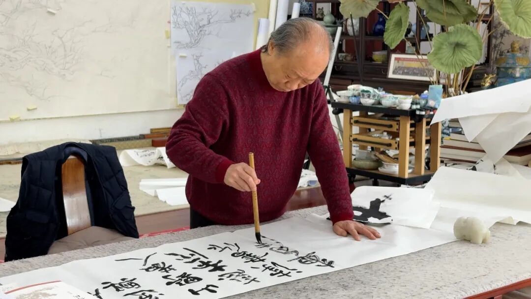 图片[2]-【同一座城，同一个家！One city,one family】“翰墨迎春 丹青寄情”市文联走访慰问名誉主席冯大中先生-东北文化产业网